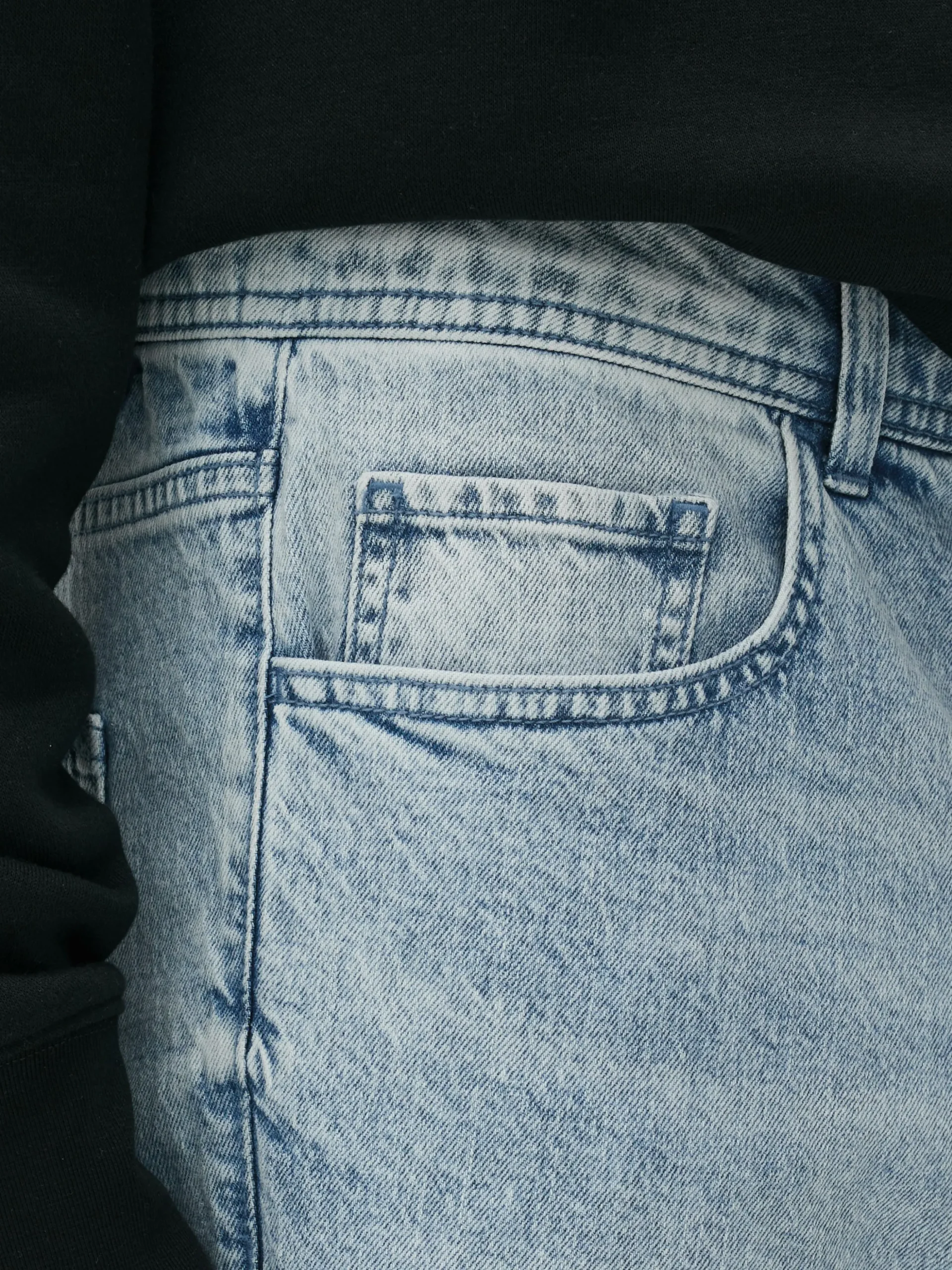 Relaxed Straight Jeans